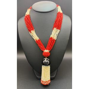 Important sautoir en perles et corail.