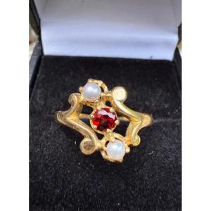 Bague en or jaune 18 carats, grenat almandin et perles fines.