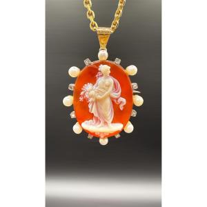 Camée en pierre dure – Monture or 18 carats, entourage perles.