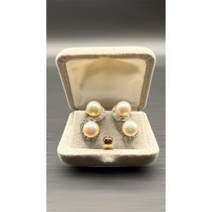 Boucles d’oreilles contemporaines en or gris, perles et diamants.