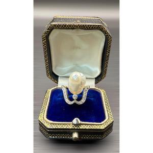 Bague ancienne en or jaune 18 carats, perle fine baroque et diamants.