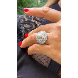 Bague bombée en platine sertie de diamants et perle baroque – Années 1950.