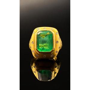 Ring From The 1970s–1980s With A Colombian Emerald And Diamonds – 18-karat Gold