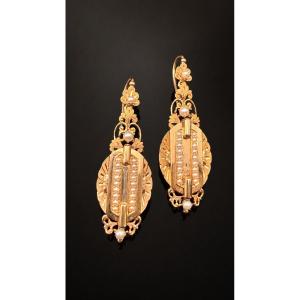 Paire de dormeuses Napoléon III en or jaune 18 carats et demi-perles fines.