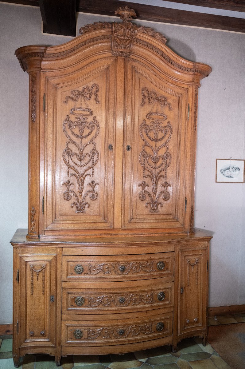 Grand Buffet De Présentation En Chêne Sculpté