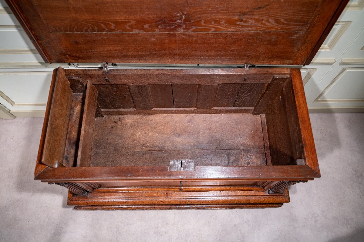 Norman Renaissance Chest, 17th Century Period-photo-1