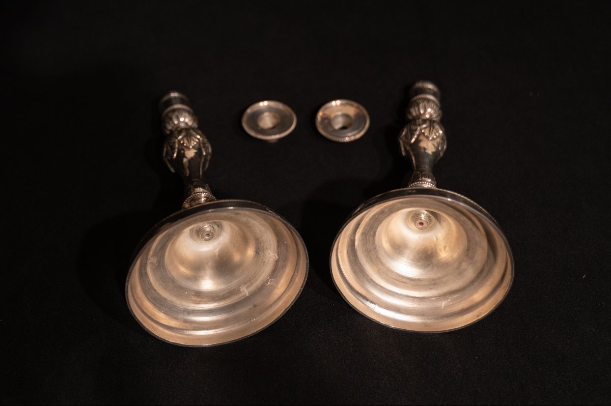 Paire de bougeoirs / flambeaux en métal argenté de style Louis XVI-photo-1