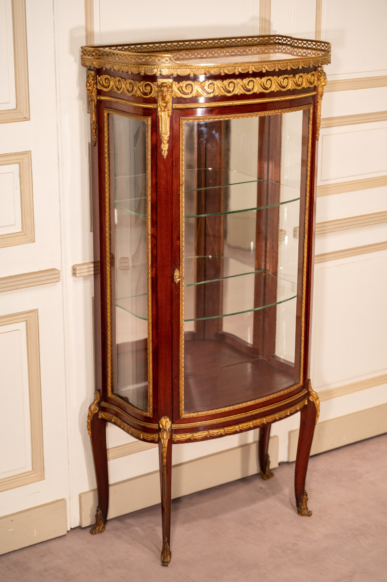 Vitrine galbée en acajou, Napoléon III