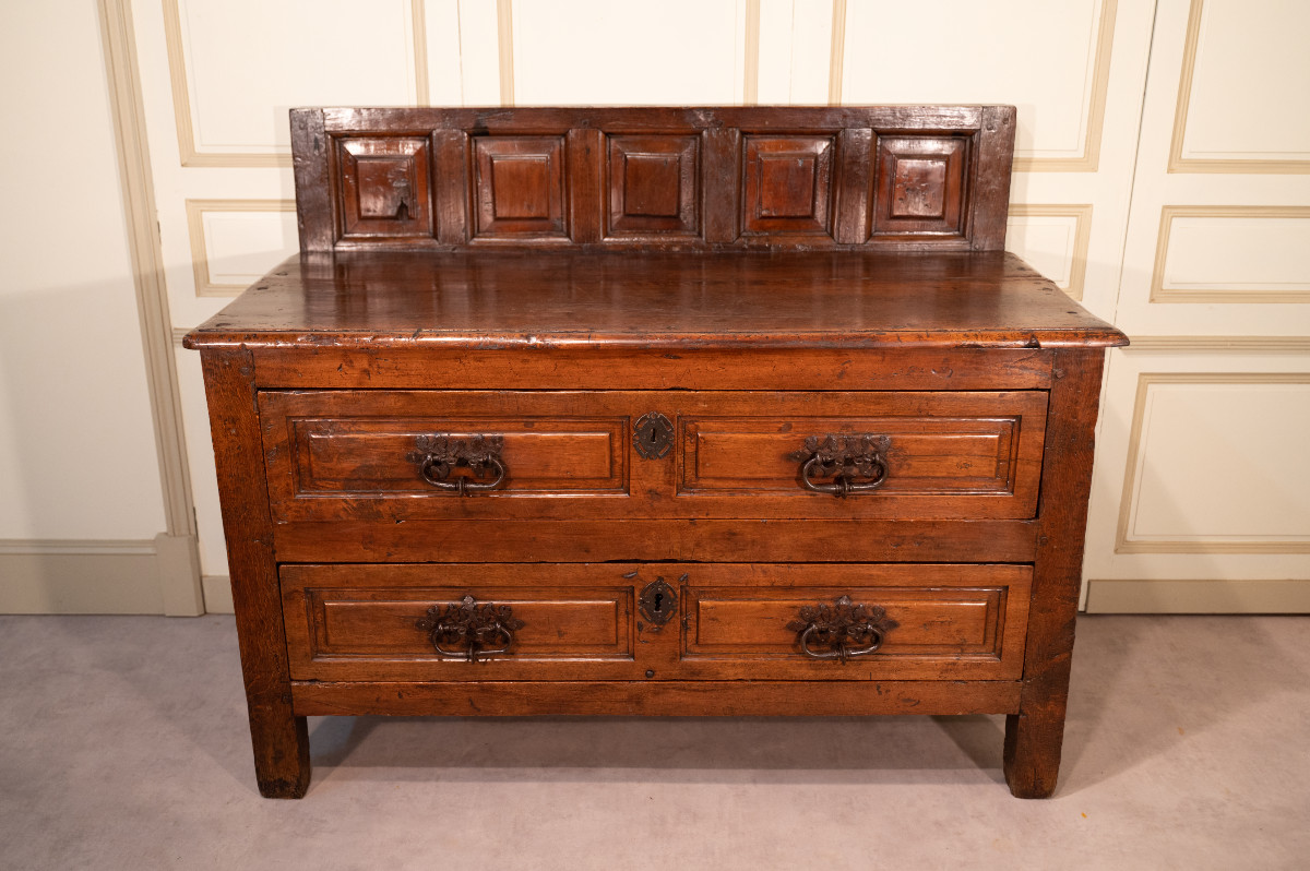 Commode-chasublier à dosseret 17ème