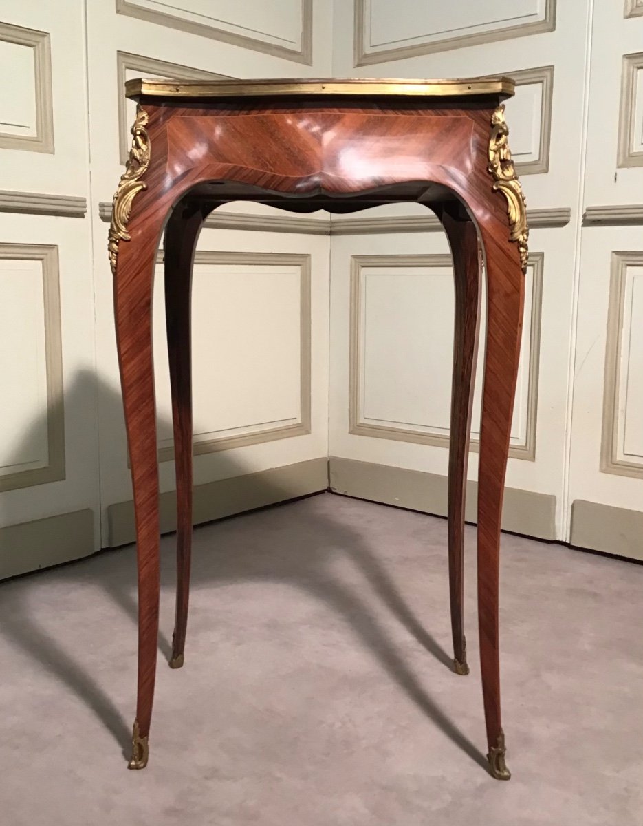 Charming Little Flying Table-photo-1