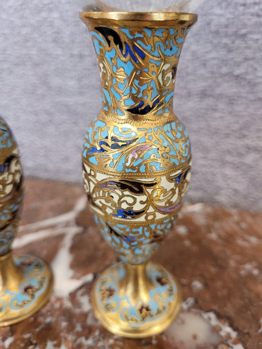 Une Paire De Petits Vases Cloisonnés En émail Et Bronze Doré, Cristal Gravé-photo-1