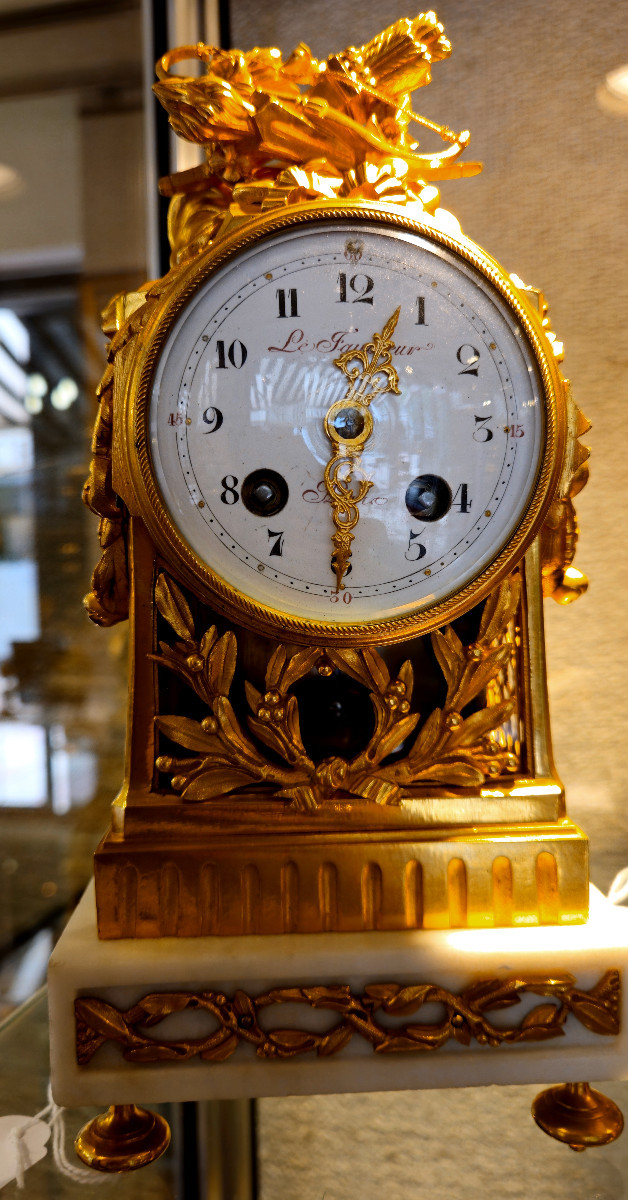 Charmante petite pendule Louis XVI en marbre de Carrare et bronze doré signée LE FAUCHEUR-photo-1