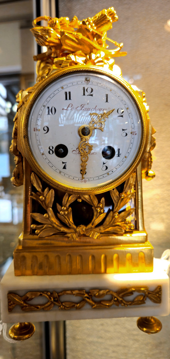 Charmante petite pendule Louis XVI en marbre de Carrare et bronze doré signée LE FAUCHEUR