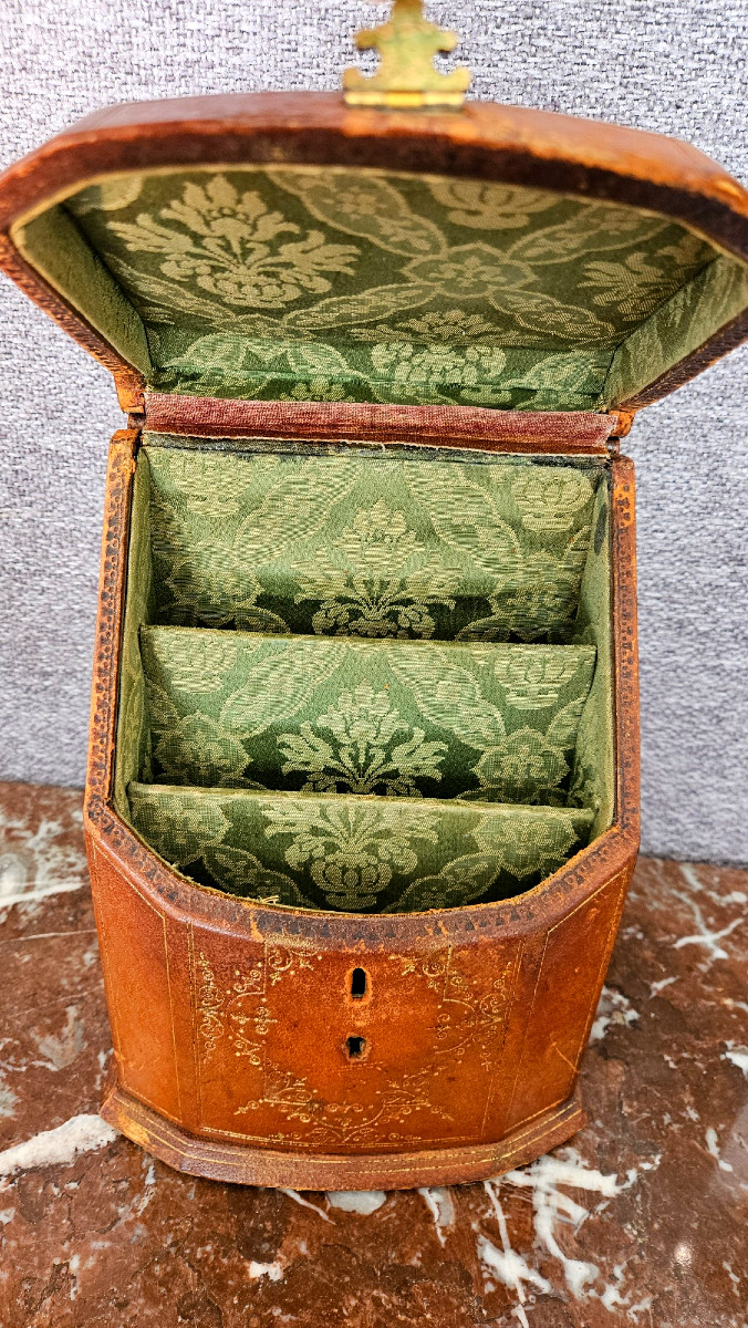 Refined 19th Century Mail Box In Gilded Leather, Decorated With Coats Of Arms And Trimmed With Green Damask Silk.-photo-3