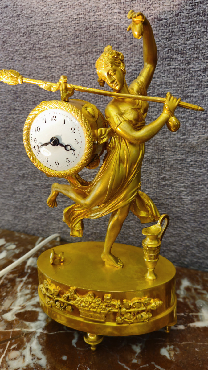 Petite Pendule Empire en bronze doré représentant une bacchante
