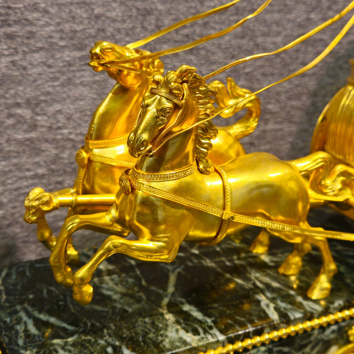 Pendule Empire en bronze doré - Cupidon au char- modèle de Ravrio-photo-2