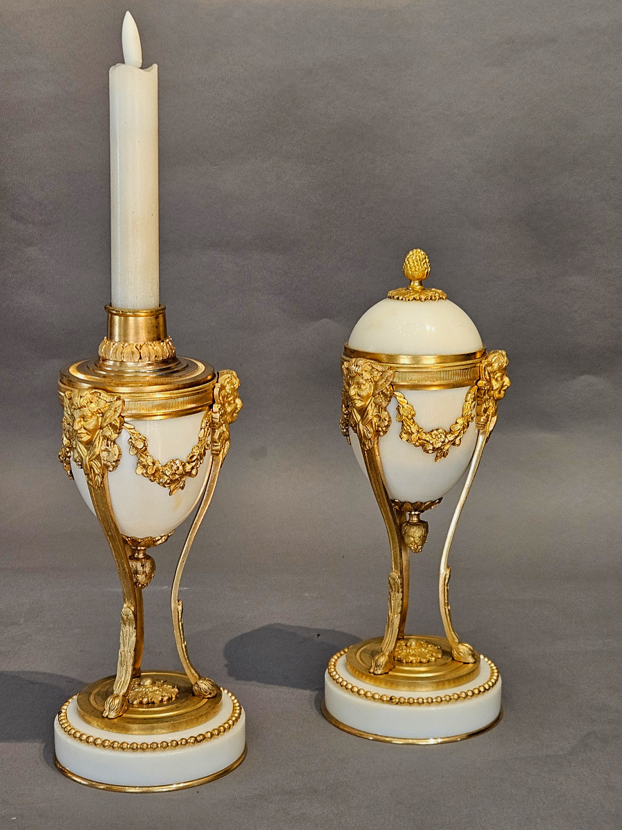 paire de cassolettes- bougeoirs- réversibles en marbre de Carrare et bronze doré