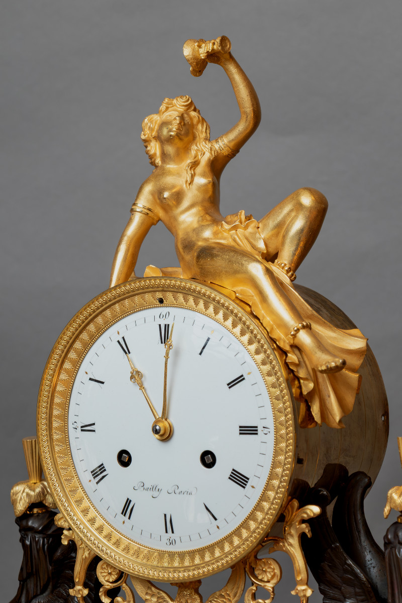 Pendule à la Bacchante signée BAILLY à Paris, d'époque EMPIRE en bronze et marbre de Carrare-photo-2