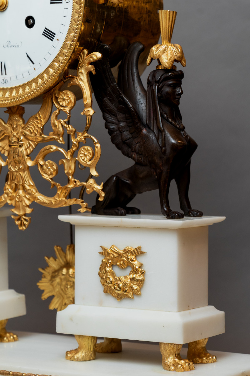 Pendule à la Bacchante signée BAILLY à Paris, d'époque EMPIRE en bronze et marbre de Carrare-photo-3