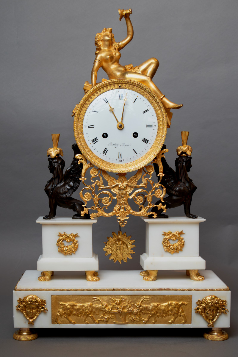 Pendule à la Bacchante signée BAILLY à Paris, d'époque EMPIRE en bronze et marbre de Carrare-photo-4