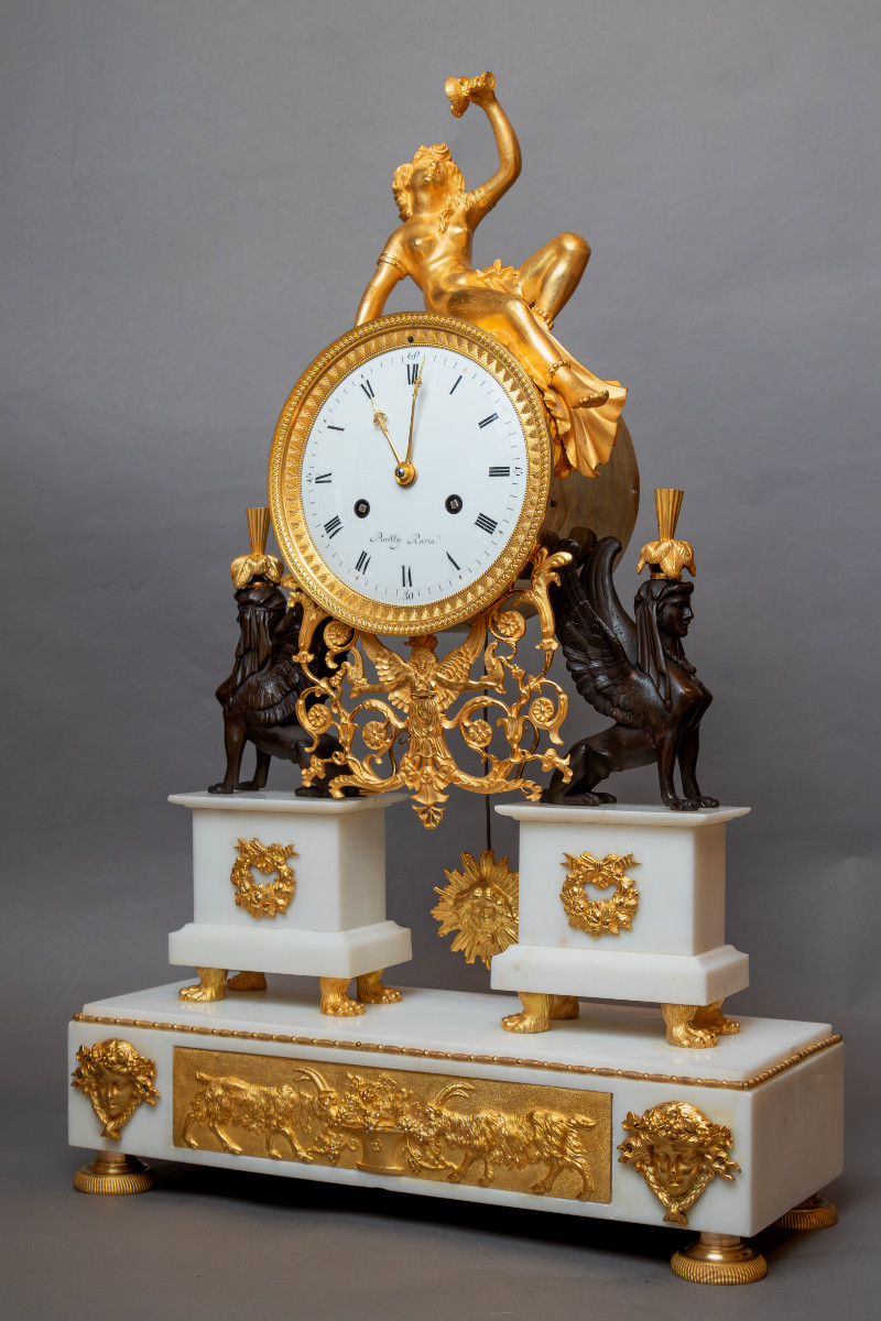 Pendule à la Bacchante signée BAILLY à Paris, d'époque EMPIRE en bronze et marbre de Carrare