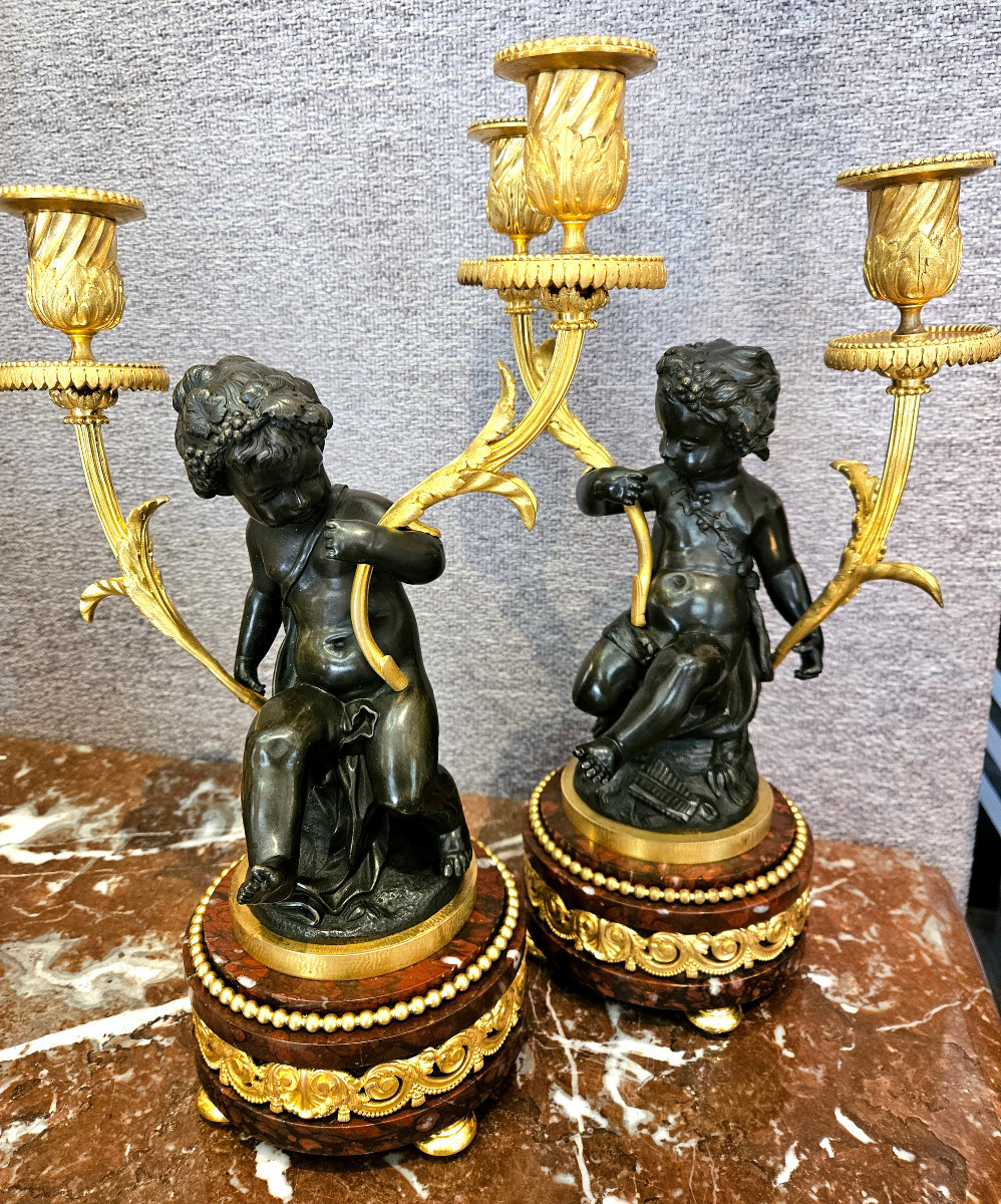 Paire de candélabres en bronze doré et patiné aux putti