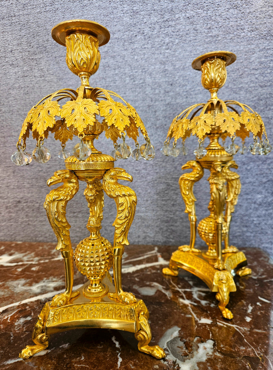 Paire de bougeoirs en bronze avec aigles et pampilles