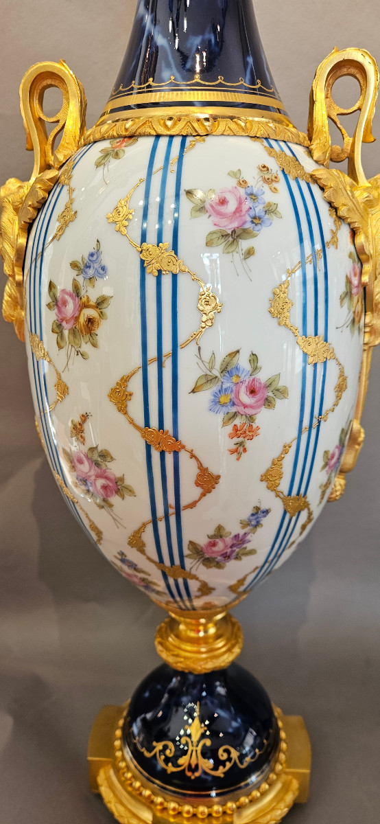 Importante paire de vases en porcelaine et bronze doré ormolu Napoléon III-photo-1
