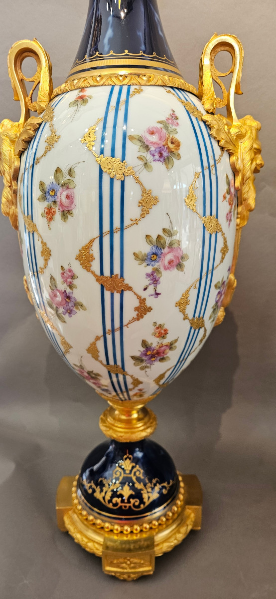 Importante paire de vases en porcelaine et bronze doré ormolu Napoléon III-photo-2