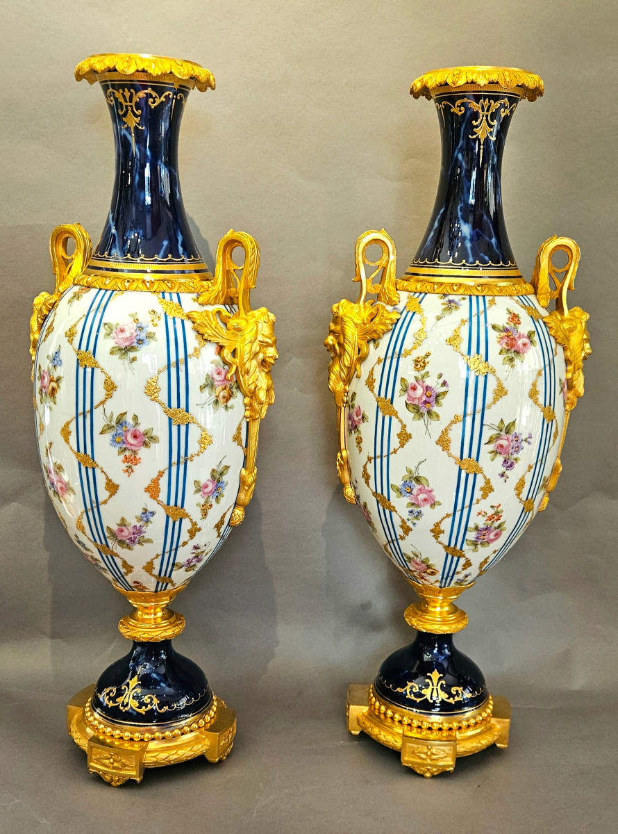 Importante paire de vases en porcelaine et bronze doré ormolu Napoléon III