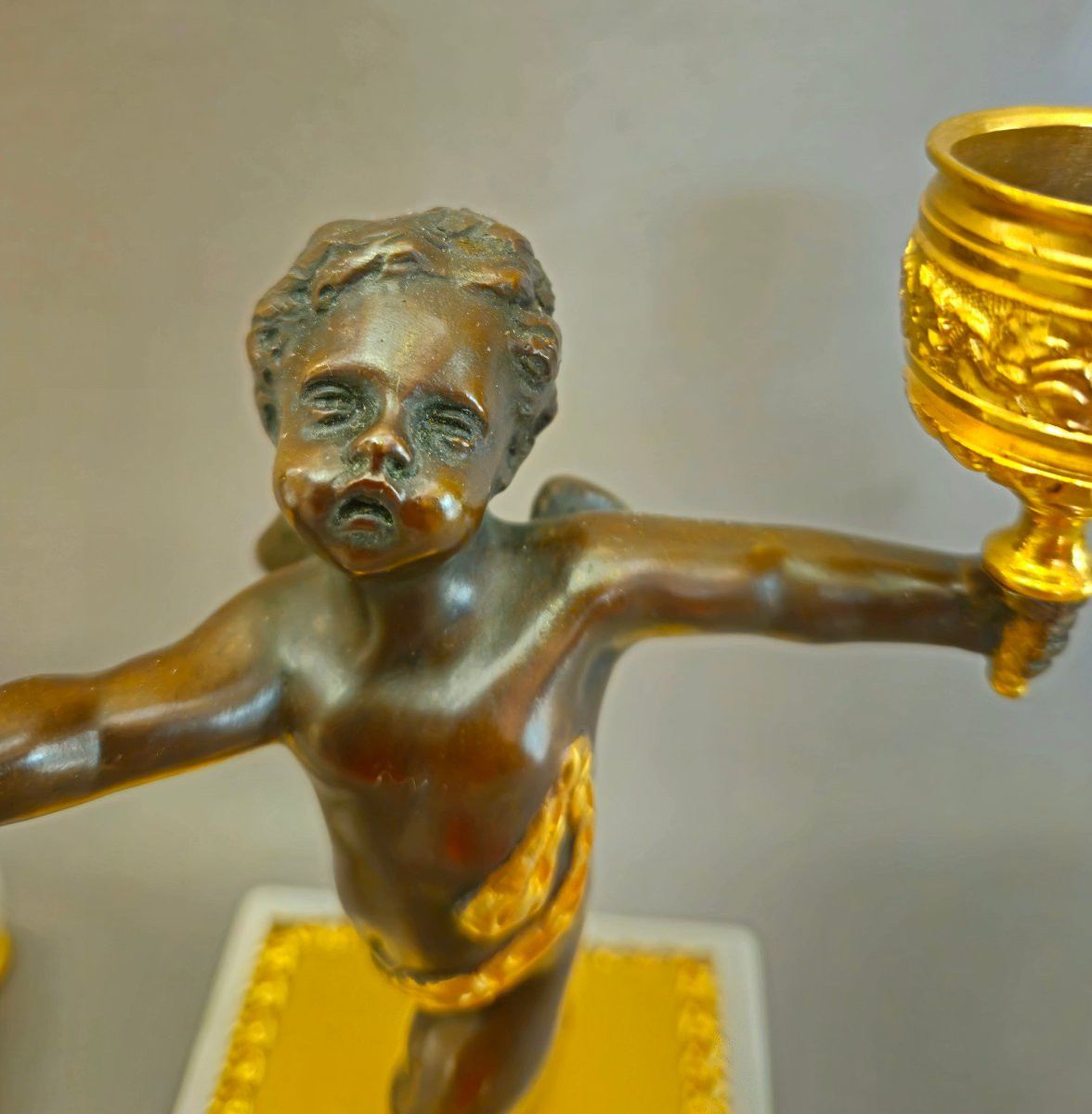 Paire de bougeoirs aux amours en bronze patiné et doré, marbre de Carrare, 19ème S.-photo-4