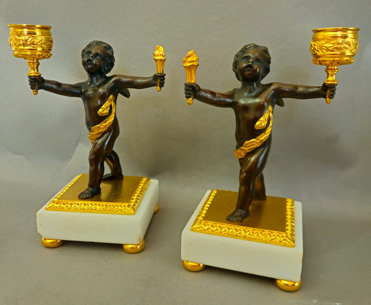 Paire de bougeoirs aux amours en bronze patiné et doré, marbre de Carrare, 19ème S.