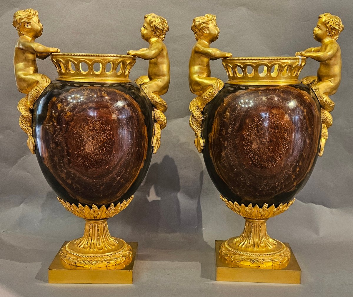 Paire de vases en jaspe Mokaïte et bronze ormolu, Empire, Att. THOMIRE
