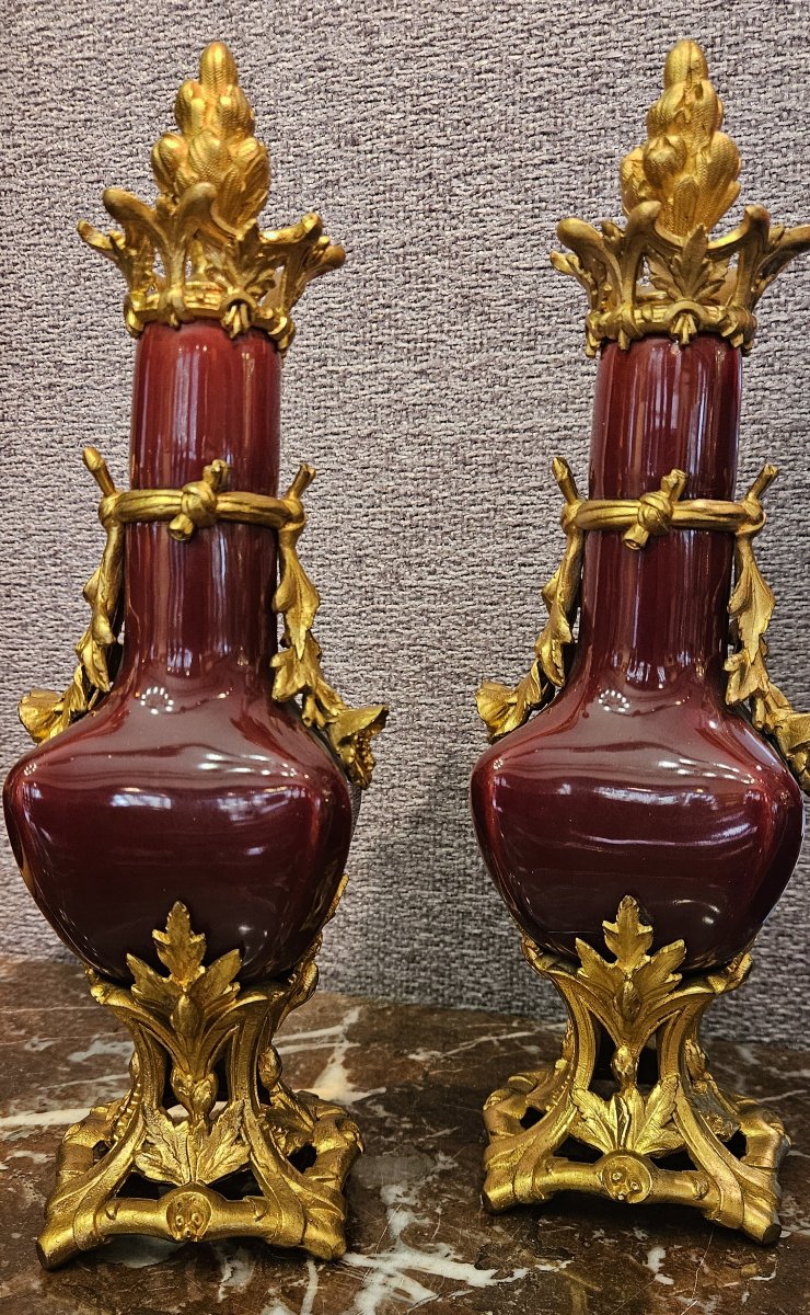 Paire de flacons en porcelaine "sang de boeuf", monture en bronze doré, Napoléon III