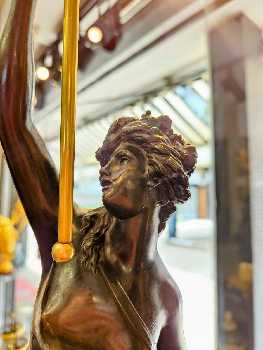 Paire de grands candélabres aux bacchantes, bronze doré au mercure et bronze patiné-photo-1