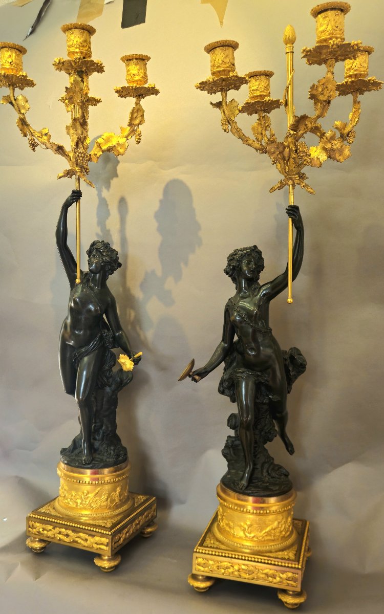 Paire de grands candélabres aux bacchantes, bronze doré au mercure et bronze patiné