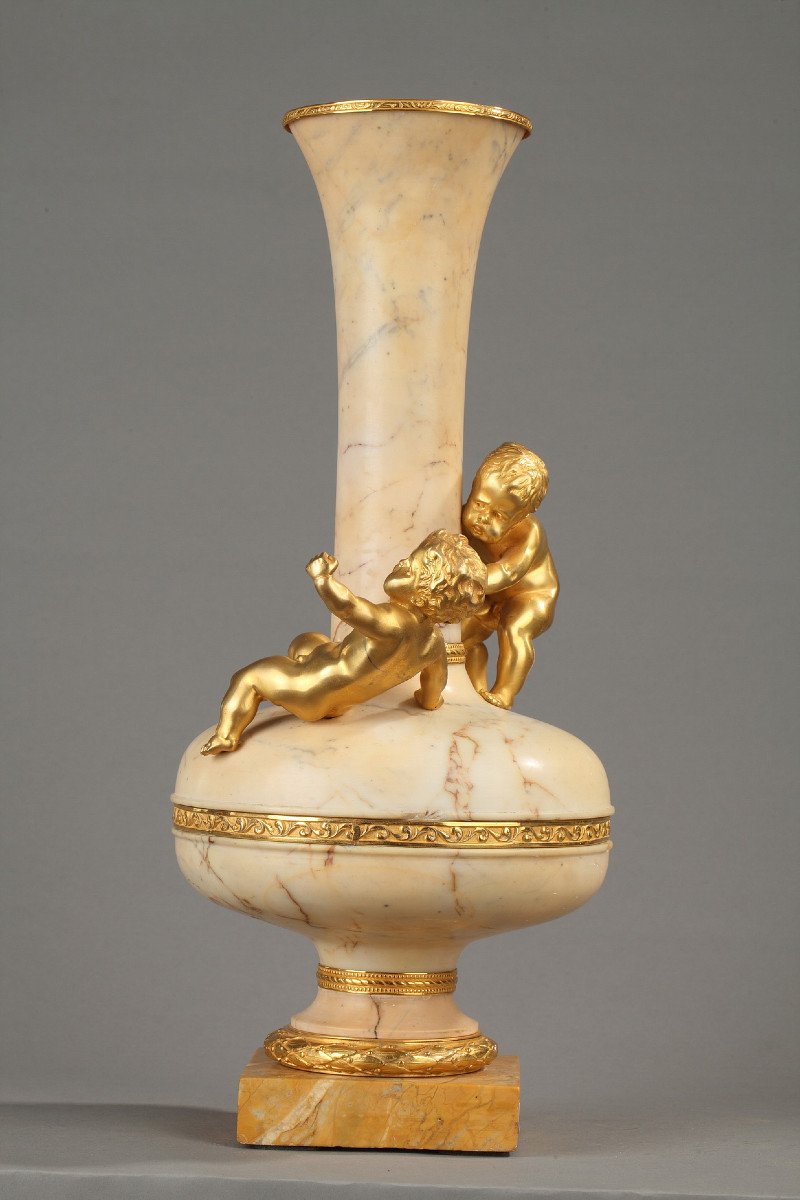 Vase En Marbre Et Bronze Doré Aux Putti-photo-3