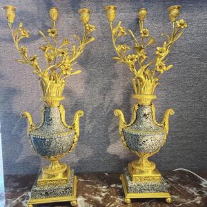 Paire de candélabres en granit, bronze ciselé et doré et pierres du Rhin