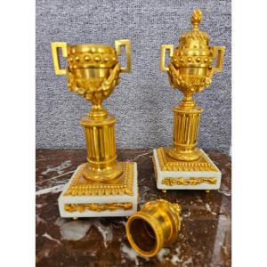 Paire de cassolettess- bougeoirs Louis XVI en bronze doré et marbre blanc