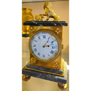 pendule de table en marbre et bronze doré, décor au chien- mouvement à coq