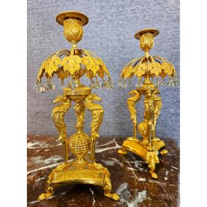 Paire de bougeoirs en bronze avec aigles et pampilles