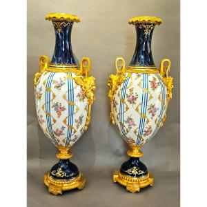 Importante paire de vases en porcelaine et bronze doré ormolu Napoléon III