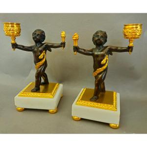 Paire de bougeoirs aux amours en bronze patiné et doré, marbre de Carrare, 19ème S.