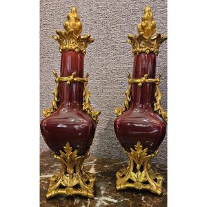 Paire de flacons en porcelaine "sang de boeuf", monture en bronze doré, Napoléon III