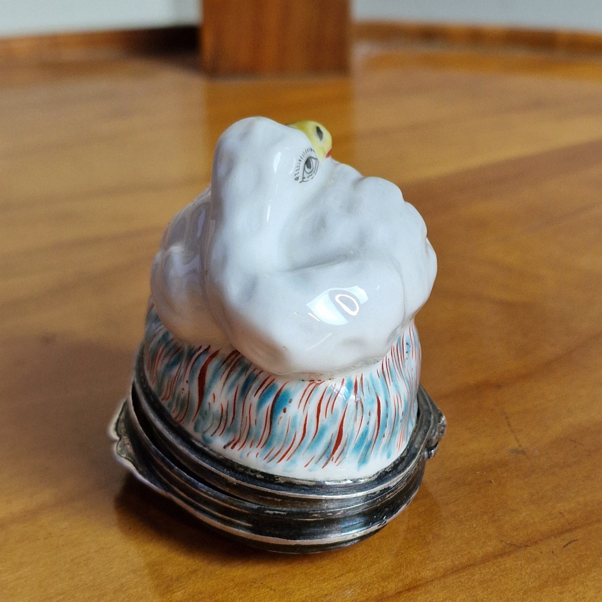 Boîte à tabac en porcelaine polychrome au cygne - Dans le goût de Samson – XIXe siècle-photo-3