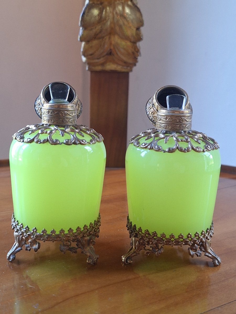 Paire de flacons en opaline vert tendre et montures dorées – Vers 1830-photo-2