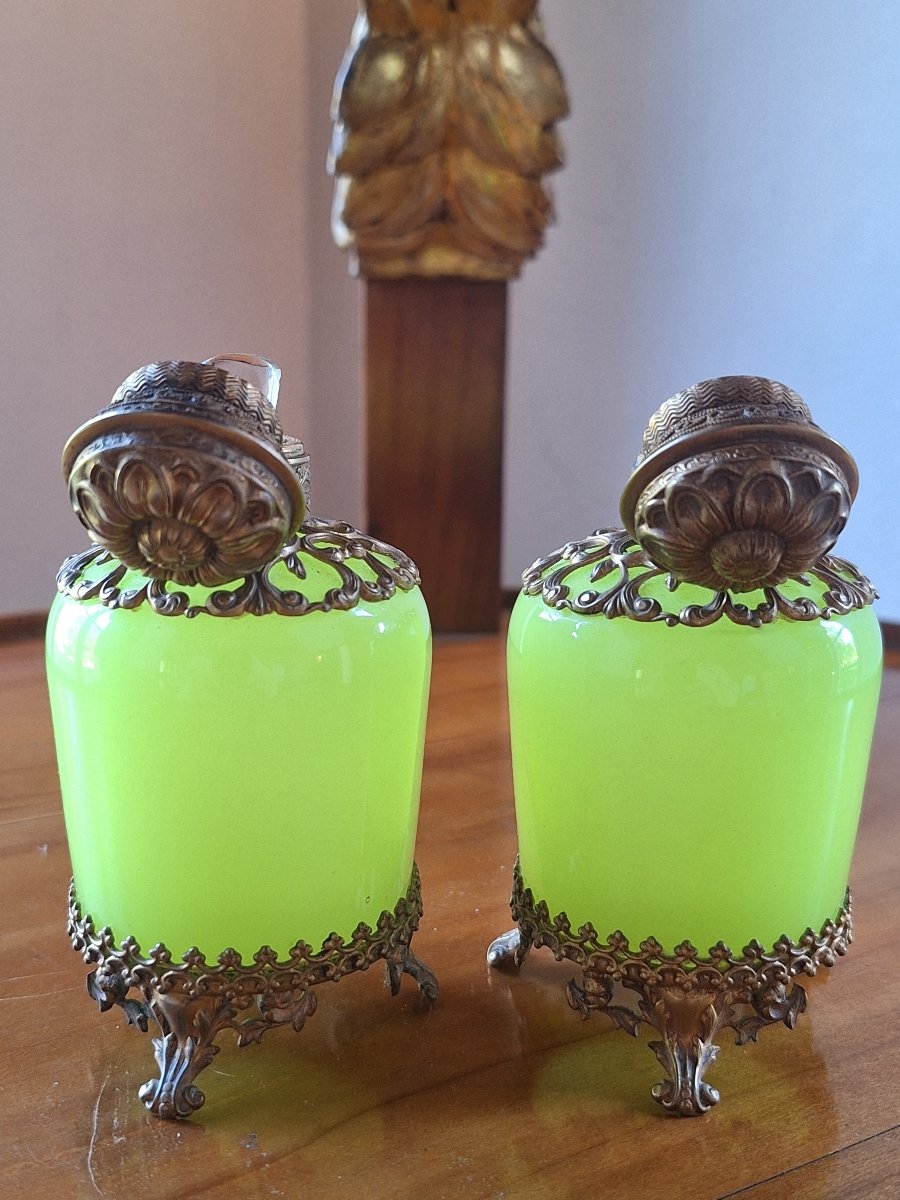 Paire de flacons en opaline vert tendre et montures dorées – Vers 1830-photo-3