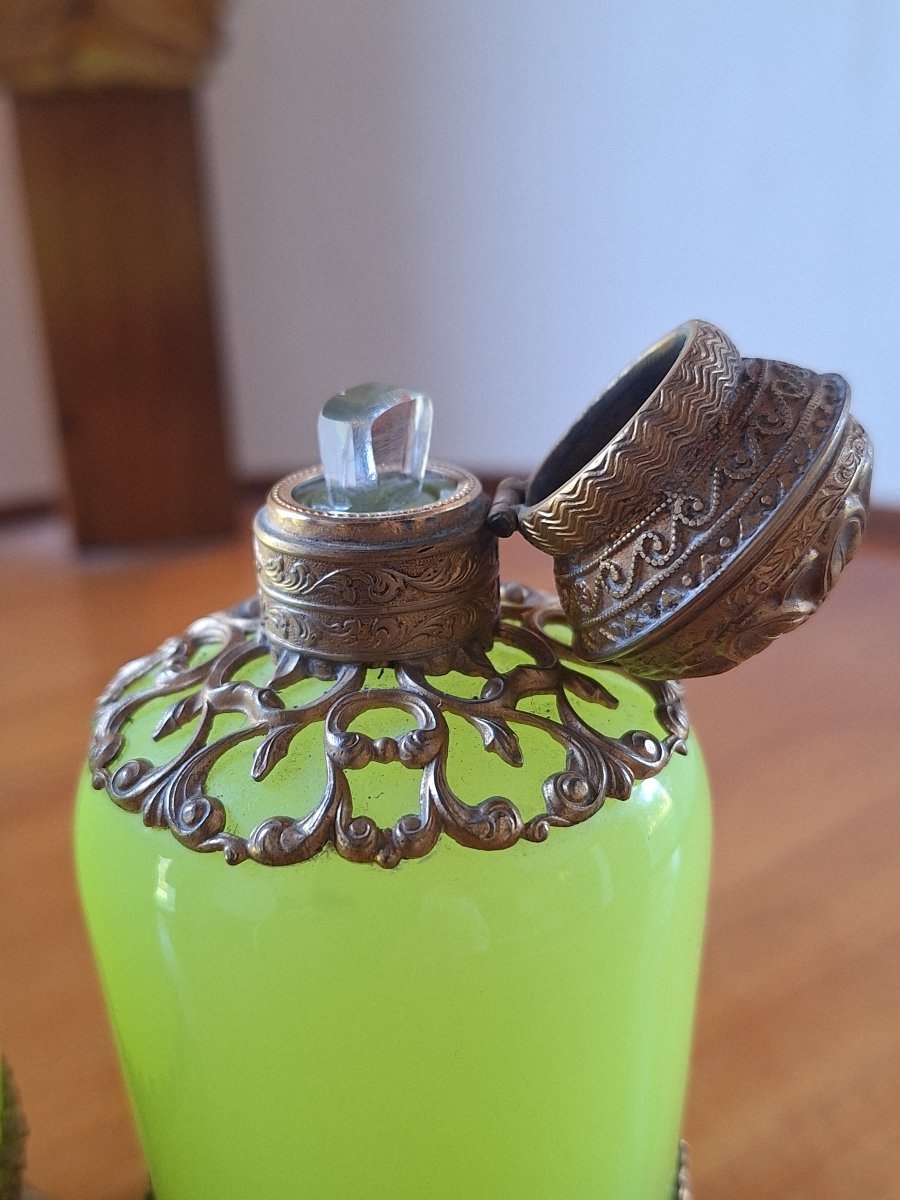 Paire de flacons en opaline vert tendre et montures dorées – Vers 1830-photo-4