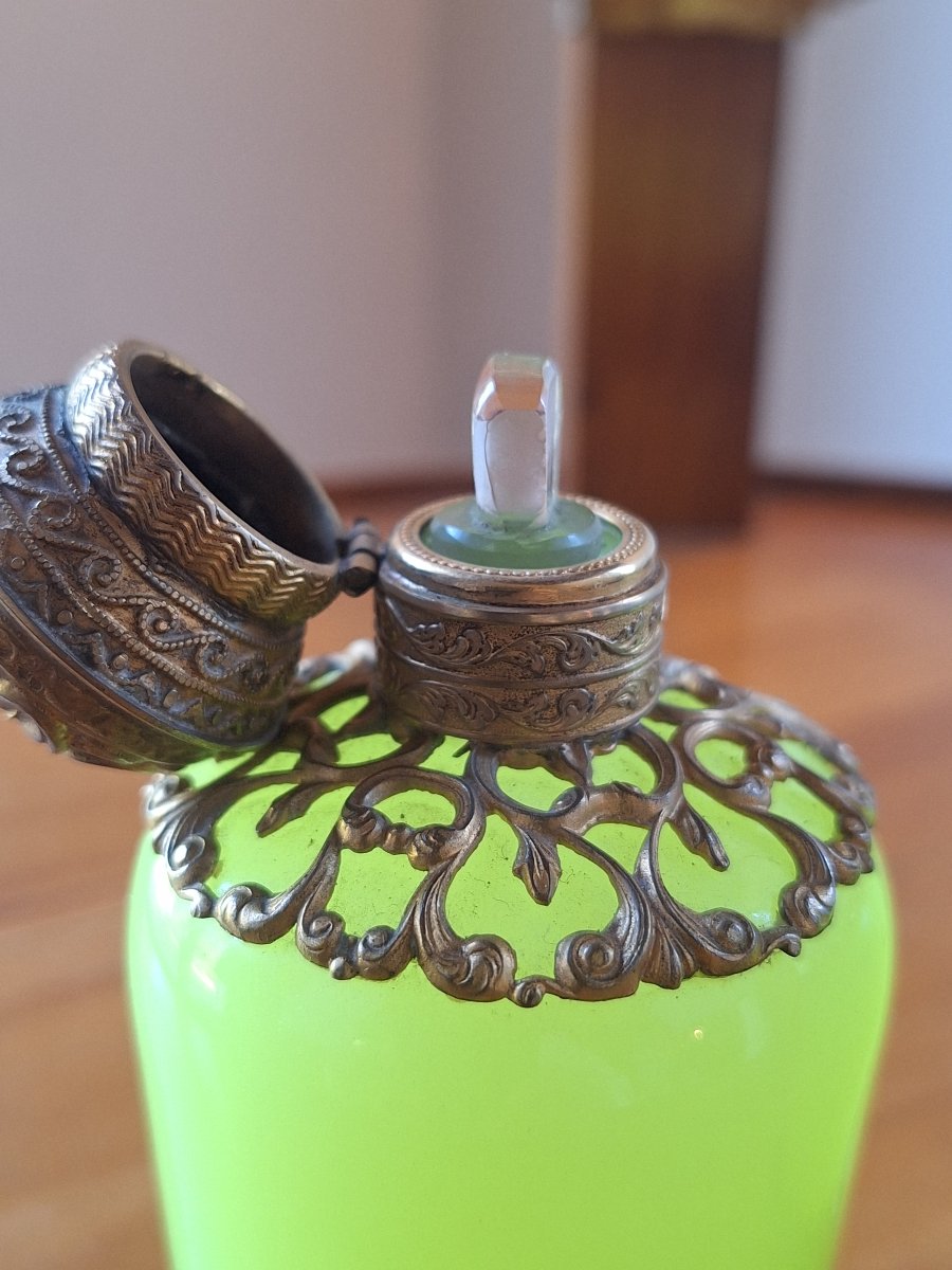 Paire de flacons en opaline vert tendre et montures dorées – Vers 1830-photo-1