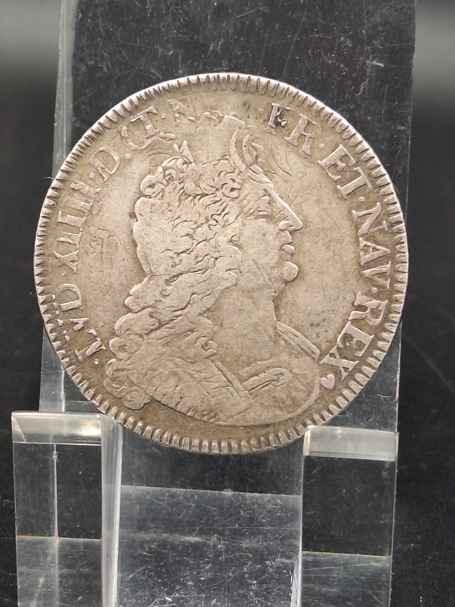 Louis XIV – Écu aux insignes en argent – 1702 B – Atelier de Rouen